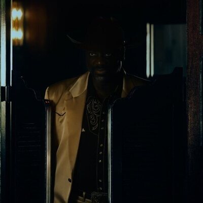 Adewale Akinnuoye-Agbaje en Capítulo 8 titulado 'Confiamos en Dios' de 'Euphoria'