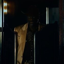 Adewale Akinnuoye-Agbaje en Capítulo 8 titulado 'Confiamos en Dios' de 'Euphoria'