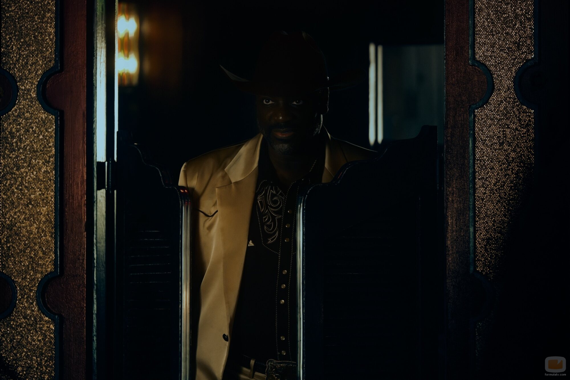 Adewale Akinnuoye-Agbaje en Capítulo 8 titulado 'Confiamos en Dios' de 'Euphoria'