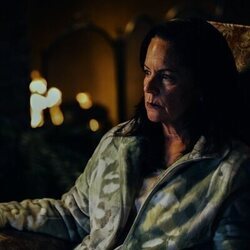 Martha Kelly en 3x08 'Confiamos en Dios' de 'Euphoria'
