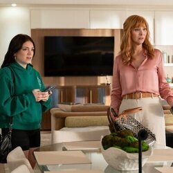 Lisa Kudrow y Ella Stiller en Capítulo 6 titulado 'Valerie está sola en casa' de 'The Comeback'