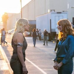 Lisa Kudrow y Malin Akerman en Capítulo 7 titulado 'Valerie busca la verdad' de 'The Comeback'