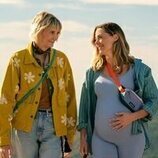 Kerri Kenney y Erika Henningsen en 2x01 'Senderismo' de 'Las cuatro estaciones'