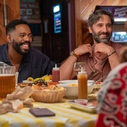 Colman Domingo y Marco Calvani en 'Senderismo' de 'The Four Seasons'