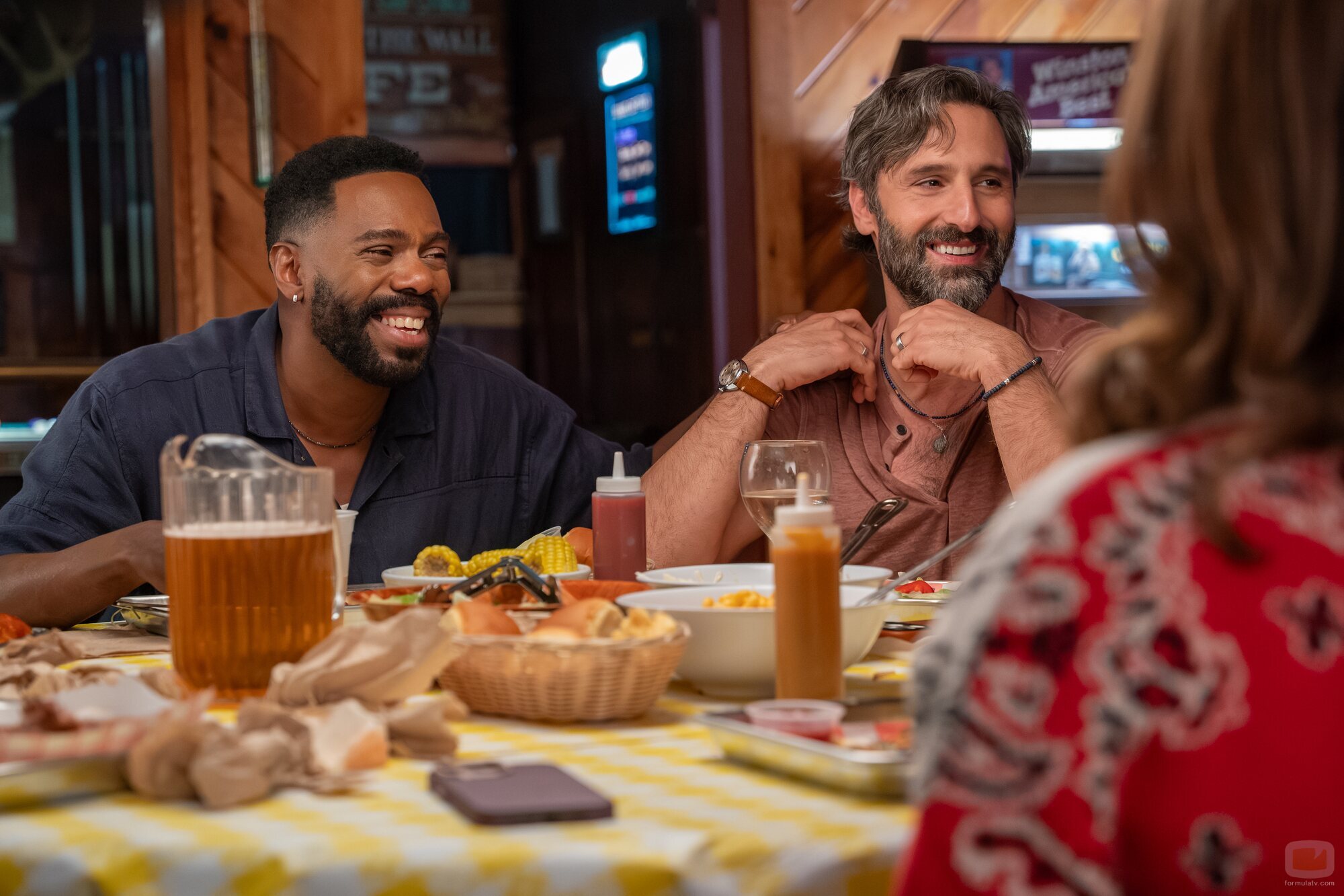 Colman Domingo y Marco Calvani en 'Senderismo' de 'The Four Seasons'