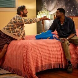 Marco Calvani y Colman Domingo en 'Senderismo' de 'The Four Seasons'