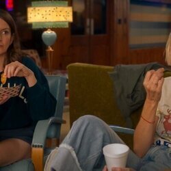 Kerri Kenney y Tina Fey en 'Motel pintoresco' de 'Las cuatro estaciones'