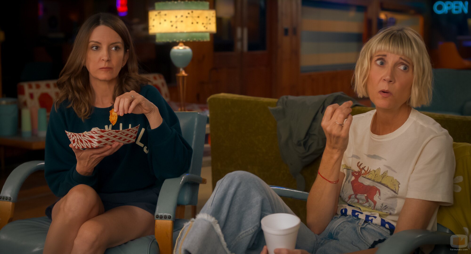 Kerri Kenney y Tina Fey en 'Motel pintoresco' de 'Las cuatro estaciones'