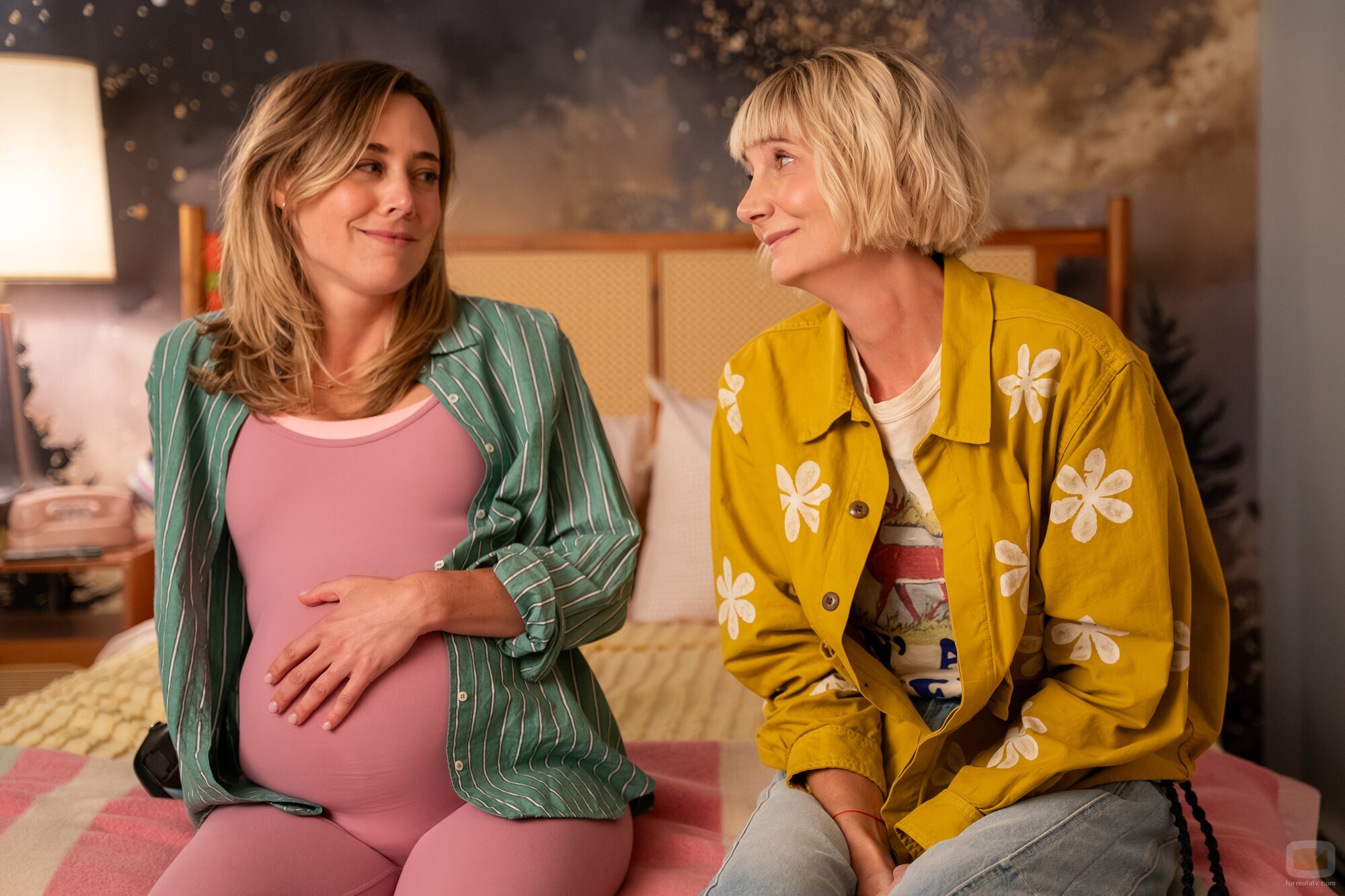 Erika Henningsen y Kerri Kenney en 2x02 titulado 'Motel pintoresco' de 'Las cuatro estaciones'