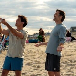 Steven Pasquale y Will Forte en 2x03 'En la playa' de 'Las cuatro estaciones'