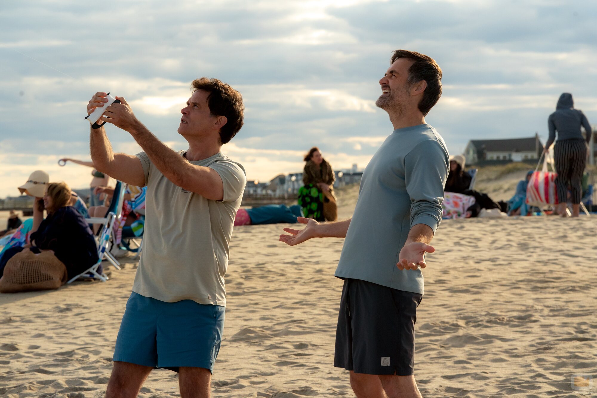 Steven Pasquale y Will Forte en 2x03 'En la playa' de 'Las cuatro estaciones'