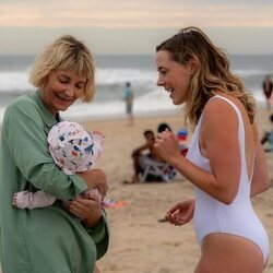 Kerri Kenney y Erika Henningsen en 'En la playa' de 'The Four Seasons'