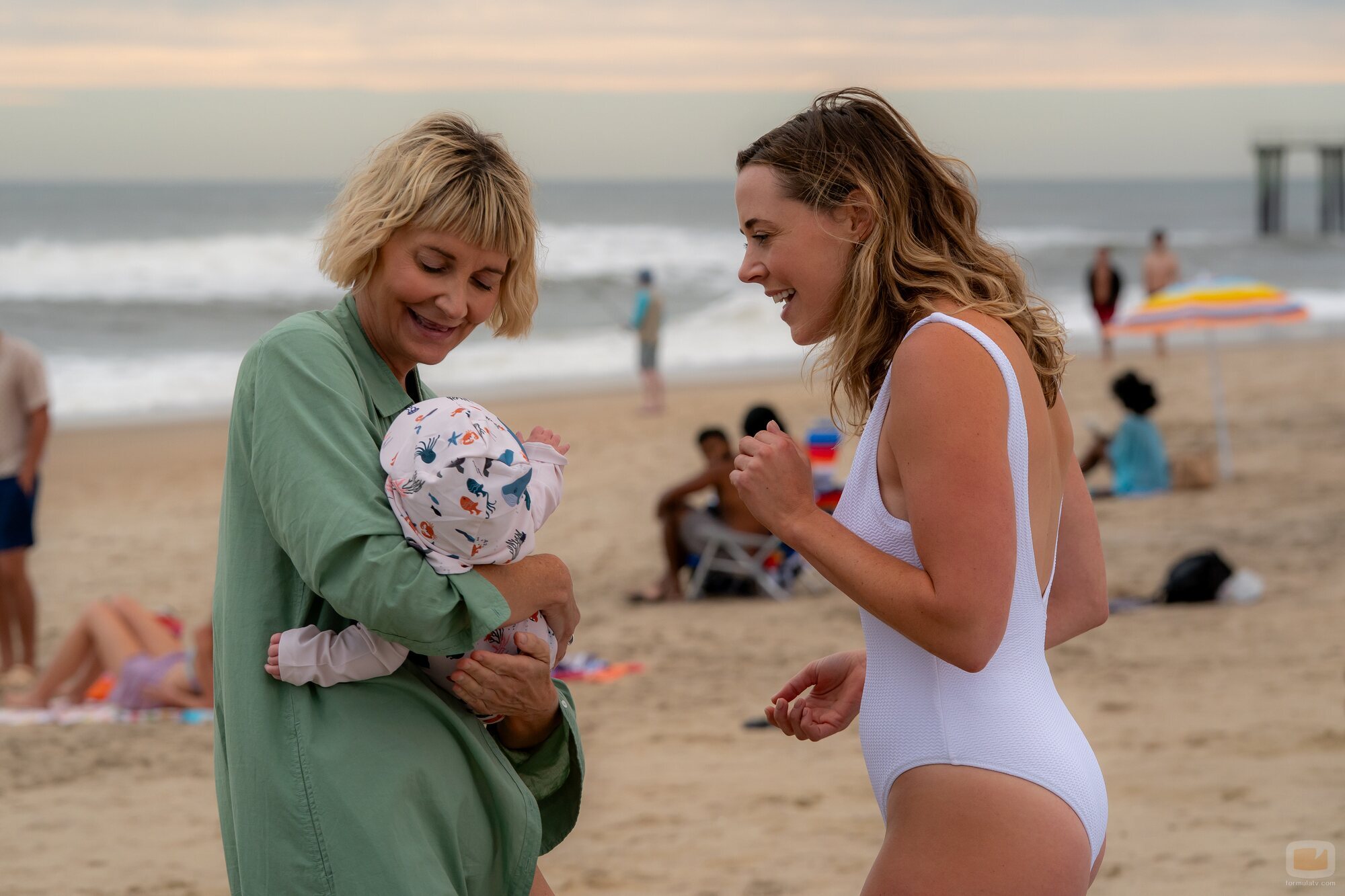 Kerri Kenney y Erika Henningsen en 'En la playa' de 'The Four Seasons'