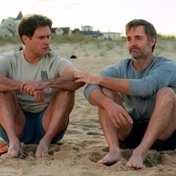 Steven Pasquale y Will Forte en 'En la playa' de 'Las cuatro estaciones'