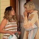 Kerri Kenney y Erika Henningsen en 'En la playa' de 'Las cuatro estaciones'