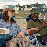 Tina Fey y Colman Domingo en 'En la playa' de 'Las cuatro estaciones'