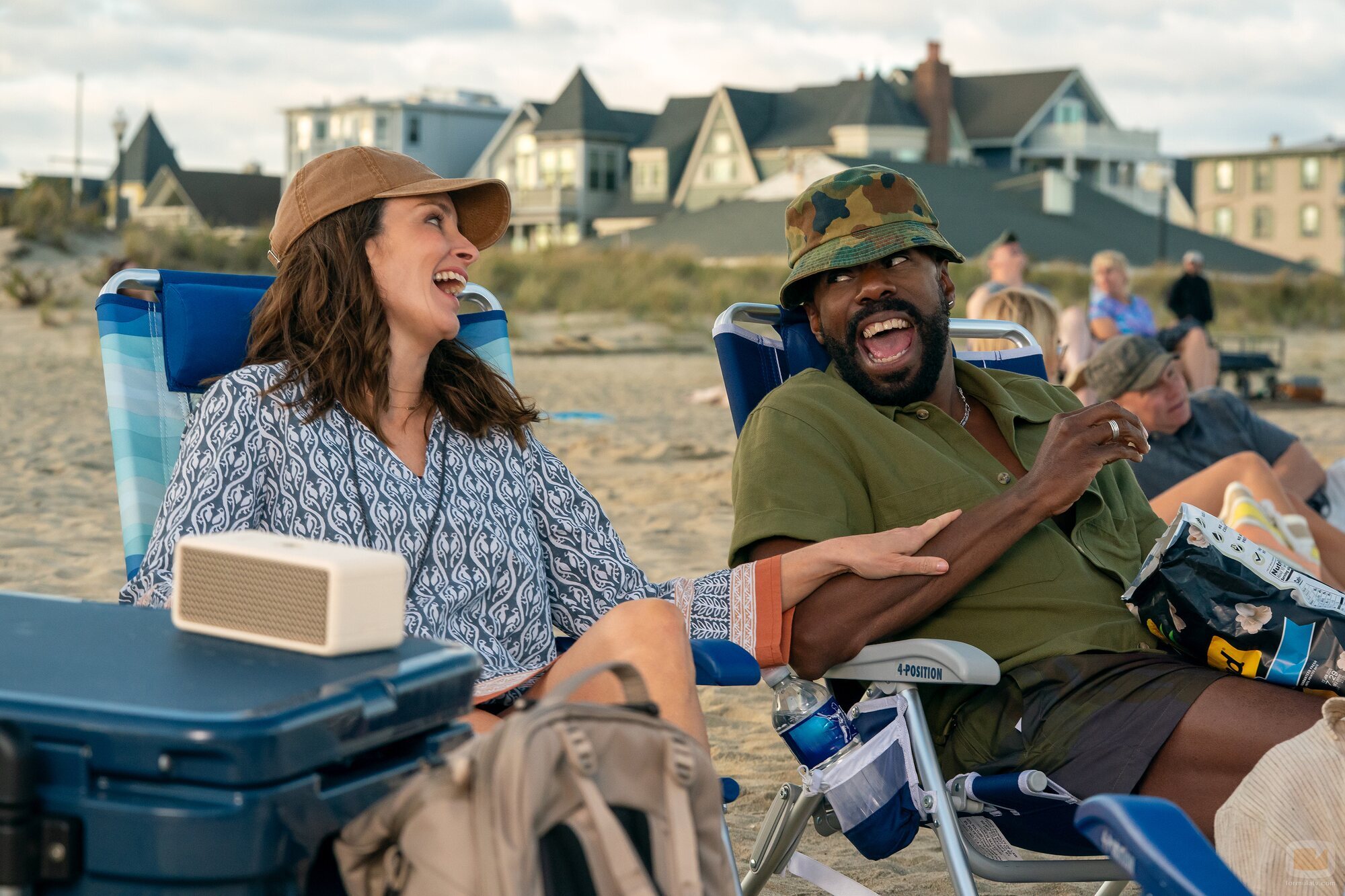 Tina Fey y Colman Domingo en 'En la playa' de 'Las cuatro estaciones'