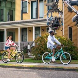 Colman Domingo y Tina Fey en Capítulo 4 titulado 'En el paseo marítimo' de 'Las cuatro estaciones'
