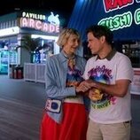 Steven Pasquale y Kerri Kenney en 2x04 titulado 'En el paseo marítimo' de 'Las cuatro estaciones'