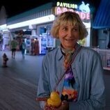 Kerri Kenney en 2x04 titulado 'En el paseo marítimo' de 'Las cuatro estaciones'