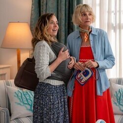 Kerri Kenney y Erika Henningsen en Capítulo 4 titulado 'En el paseo marítimo' de 'Las cuatro estaciones'