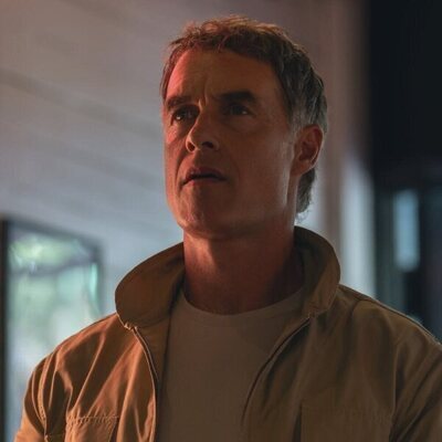 Murray Bartlett en 1x03 'El eurotúnel' de 'Satisfacción garantizada'