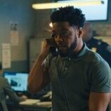 Jon Michael Hill en 1x03 titulado 'El eurotúnel' de 'Satisfacción garantizada'