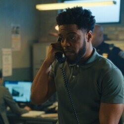 Jon Michael Hill en 1x03 titulado 'El eurotúnel' de 'Satisfacción garantizada'