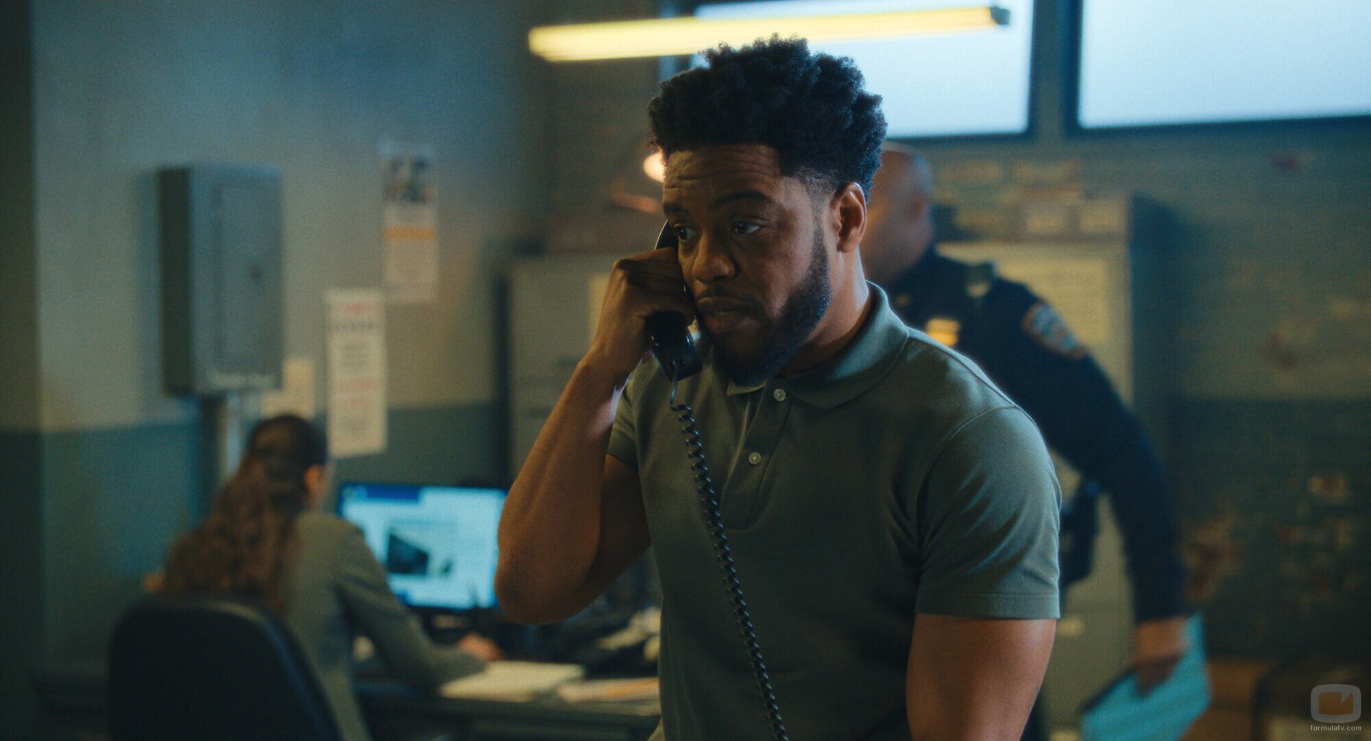 Jon Michael Hill en 1x03 titulado 'El eurotúnel' de 'Satisfacción garantizada'