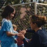 Tatiana Maslany y Nola Wallace en 'El eurotúnel' de 'Maximum Pleasure Guaranteed'
