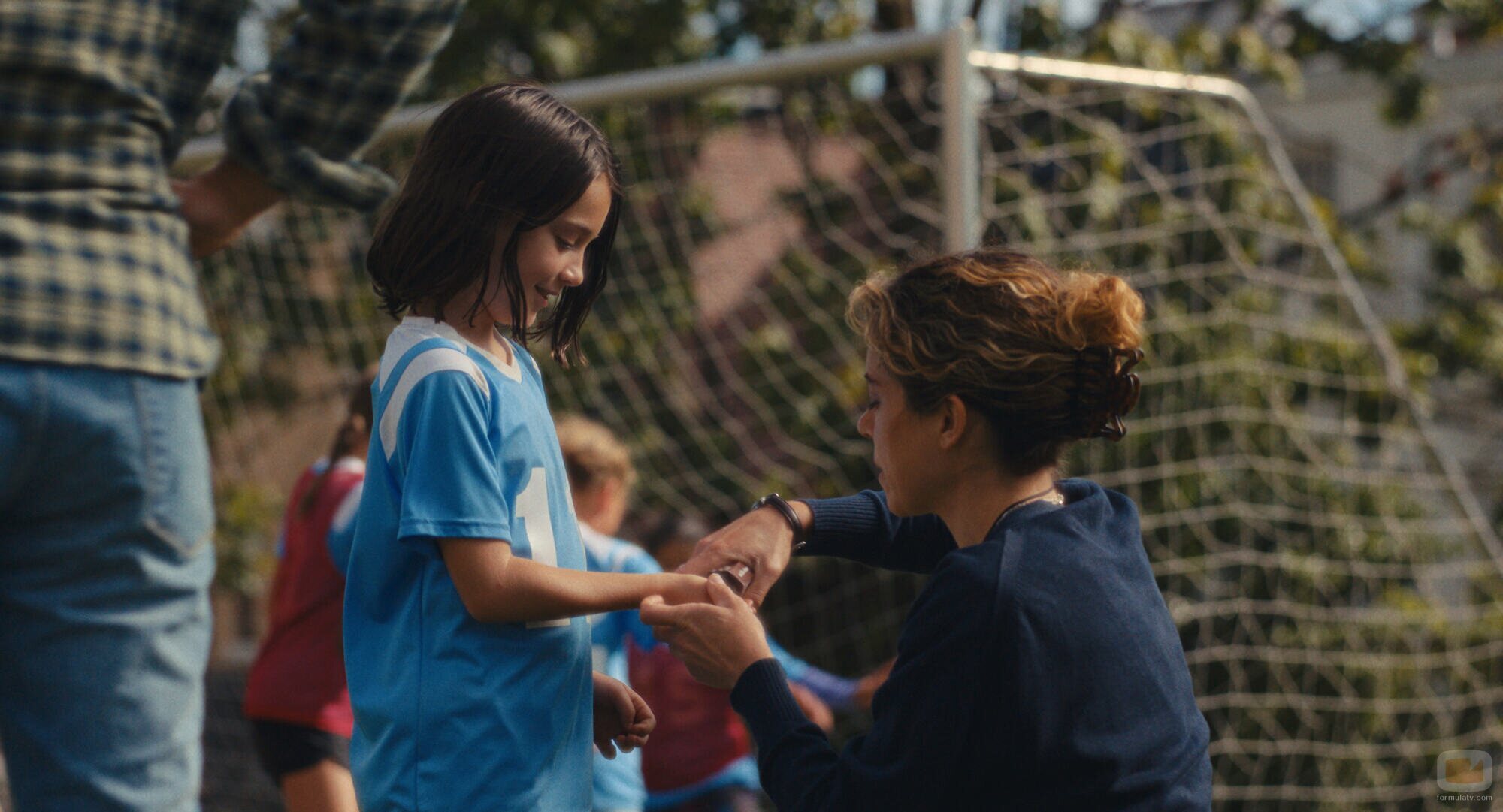 Tatiana Maslany y Nola Wallace en 'El eurotúnel' de 'Maximum Pleasure Guaranteed'