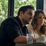 Jessy Hodges y Jake Johnson en 1x03 'El eurotúnel' de 'Satisfacción garantizada'