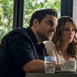 Jessy Hodges y Jake Johnson en 1x03 'El eurotúnel' de 'Satisfacción garantizada'