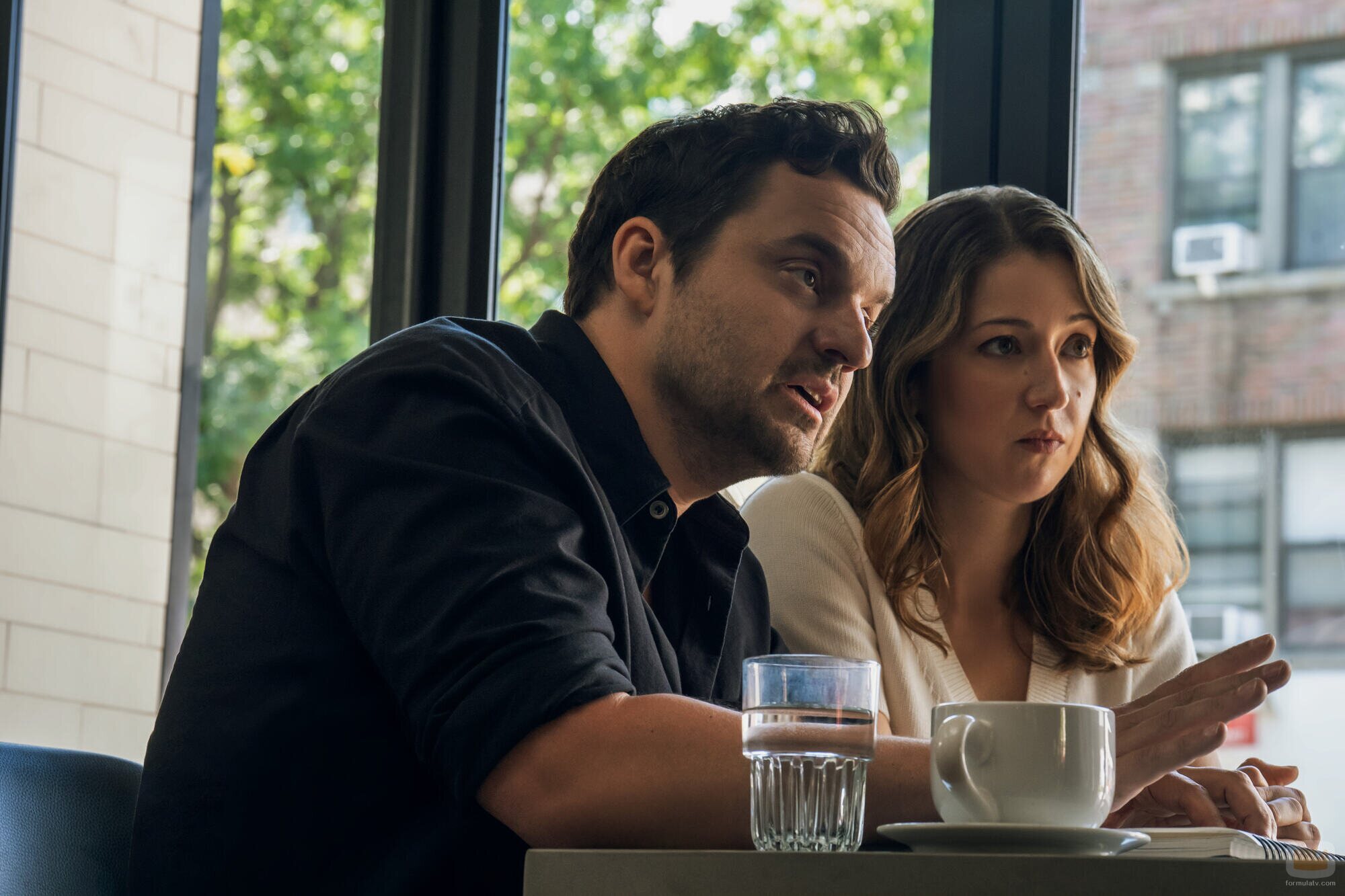 Jessy Hodges y Jake Johnson en 1x03 'El eurotúnel' de 'Satisfacción garantizada'