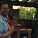 Jake Johnson en 1x04 titulado 'Pasas' de 'Satisfacción garantizada'