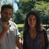 Tatiana Maslany y Jake Johnson en la temporada 1 y el capítulo 04 de 'Satisfacción garantizada'
