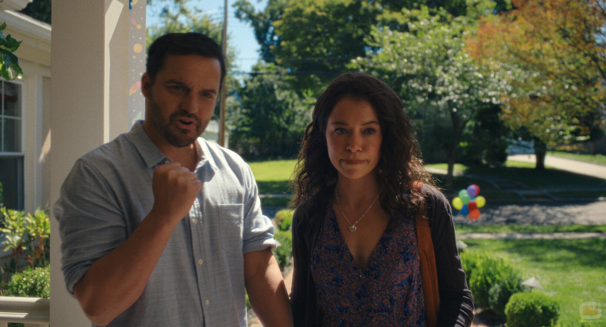Tatiana Maslany y Jake Johnson en la temporada 1 y el capítulo 04 de 'Satisfacción garantizada'