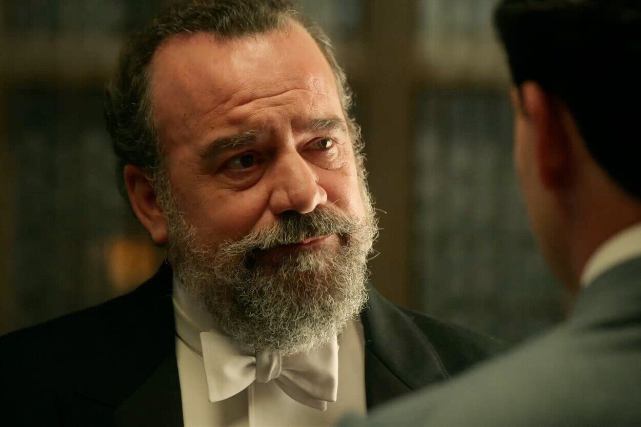 Alonso habla con Curro en una escena de 'La promesa'