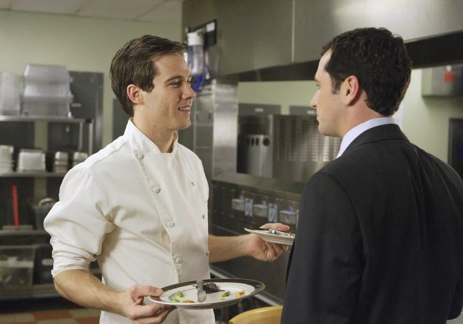 Matthew Rhys y Luke Macfarlane en una escena de 'Cinco Hermanos'