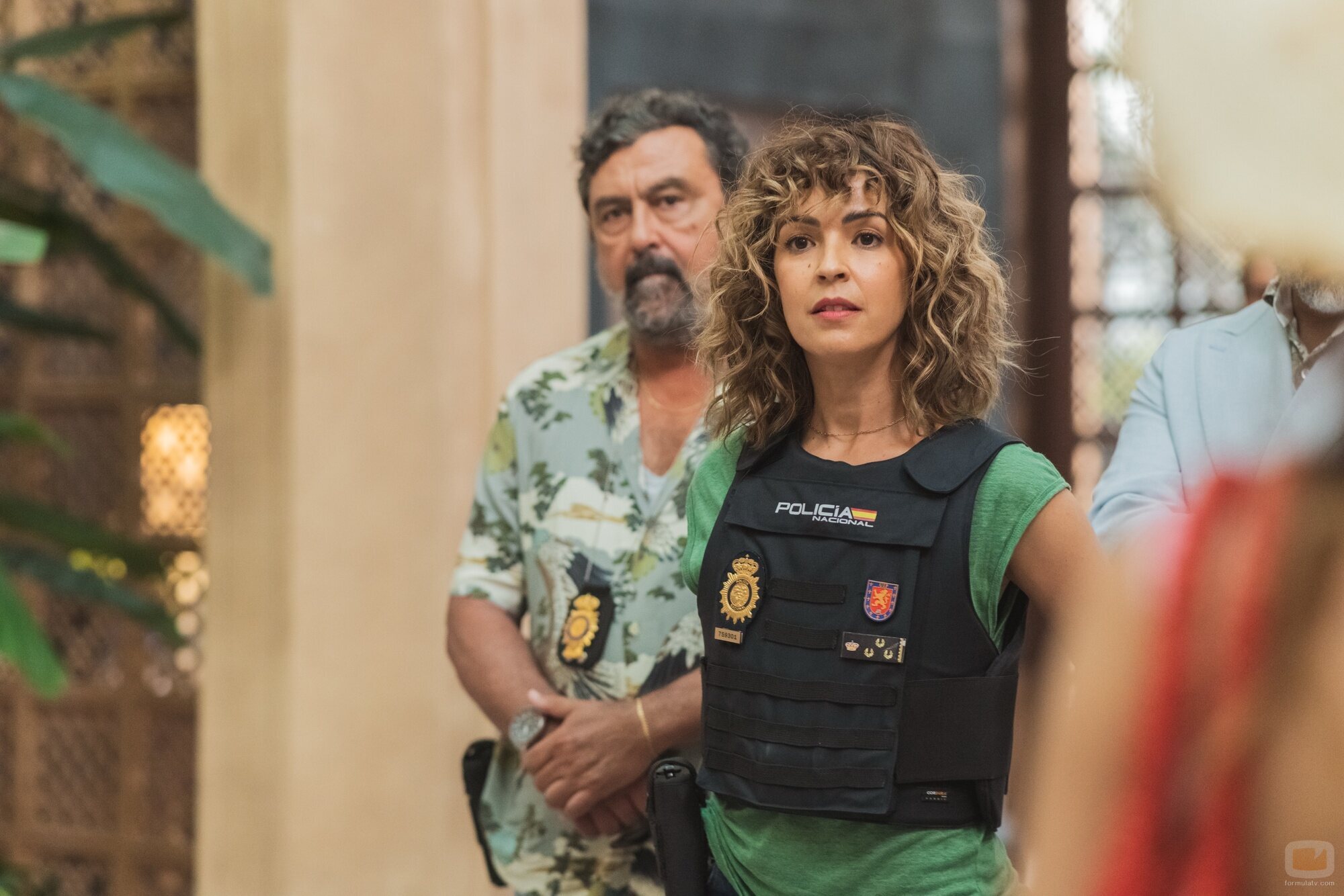 Verónica Sánchez y Paco Tous en 'Episodio #1.1' de 'Oasis'