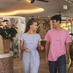 Victoria Kantch y Tomy Aguilera en el 1x01 de 'Oasis'