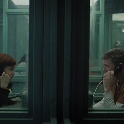 Sam Worthington y Britt Lower en el 1x01 de 'I Will Find You'
