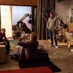 Sam Worthington y Britt Lower en 'Episode #1.2' de 'Te encontraré'