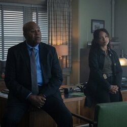 Chi McBride y Logan Browning en 1x02 'Episode #1.2' de 'Te encontraré'