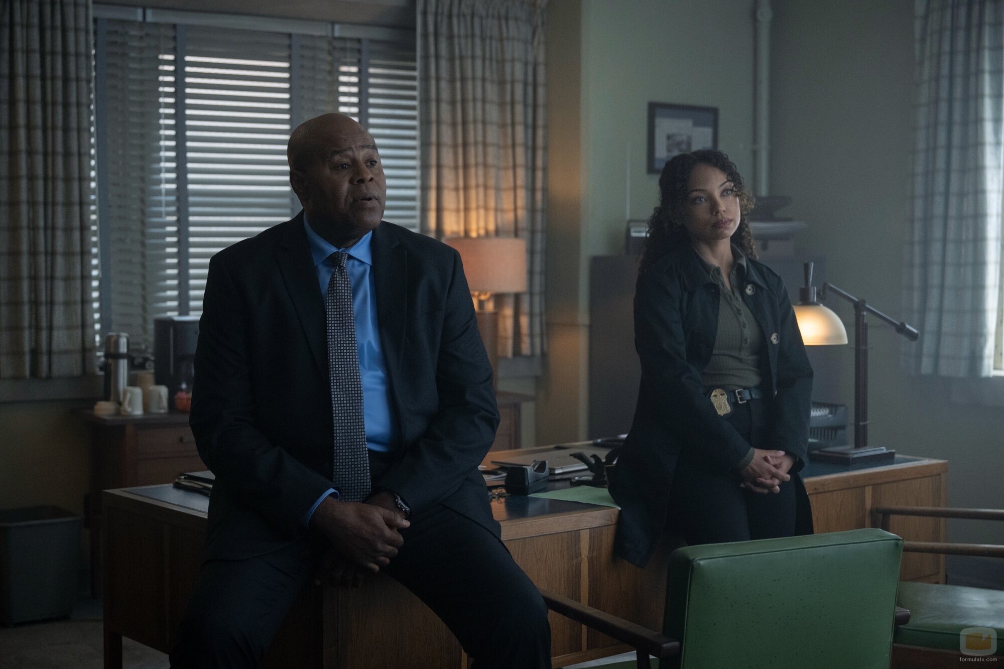 Chi McBride y Logan Browning en 1x02 'Episode #1.2' de 'Te encontraré'