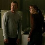 Britt Lower y Sam Worthington en 'Episode #1.2' de 'Te encontraré'