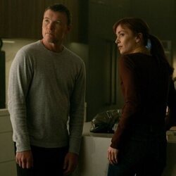 Britt Lower y Sam Worthington en 'Episode #1.2' de 'Te encontraré'