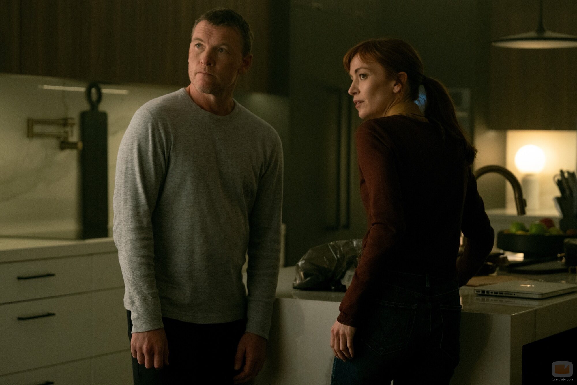 Britt Lower y Sam Worthington en 'Episode #1.2' de 'Te encontraré'