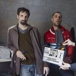 Julián Villagrán y José Manuel Poga en 1x02 'Los años bárbaros' de '33 días'
