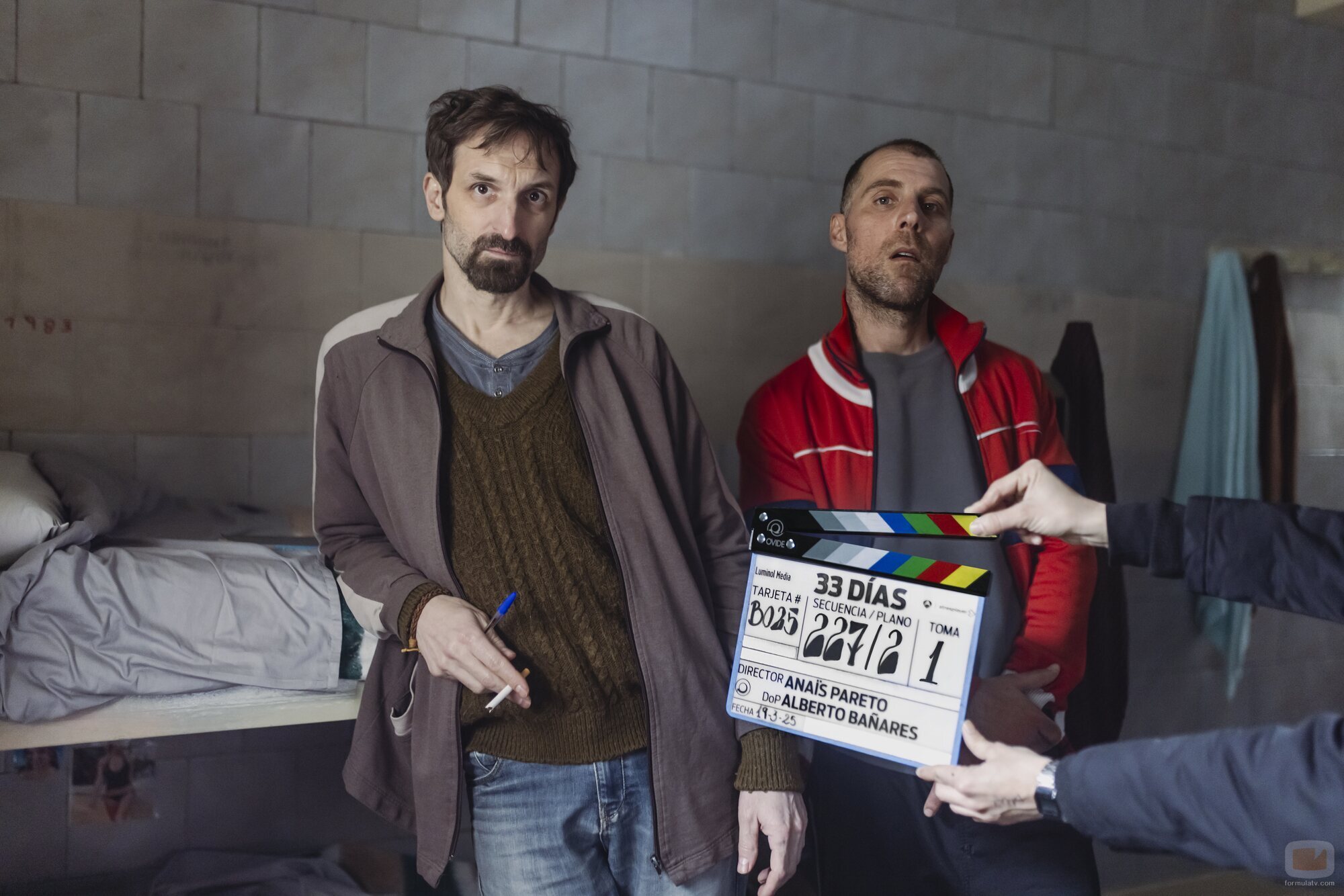 Julián Villagrán y José Manuel Poga en 1x02 'Los años bárbaros' de '33 días'